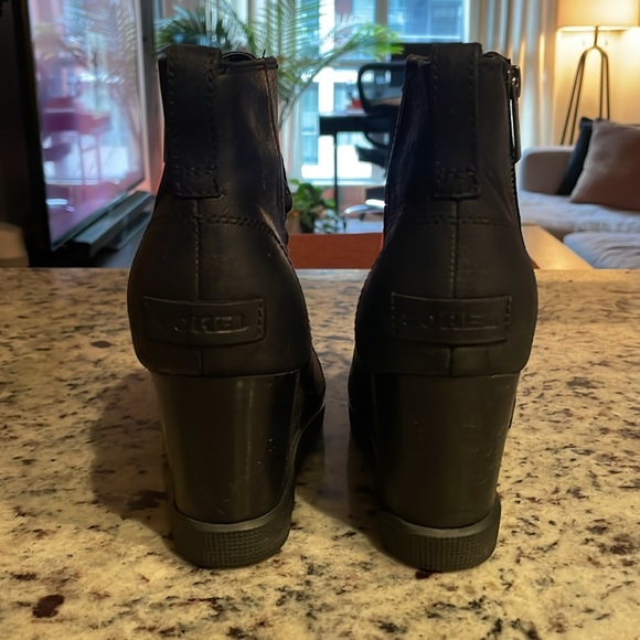 Sorel Black Wedge Winter Booties, size 8 - Very Lightly Worn! - Picture 2 of 5